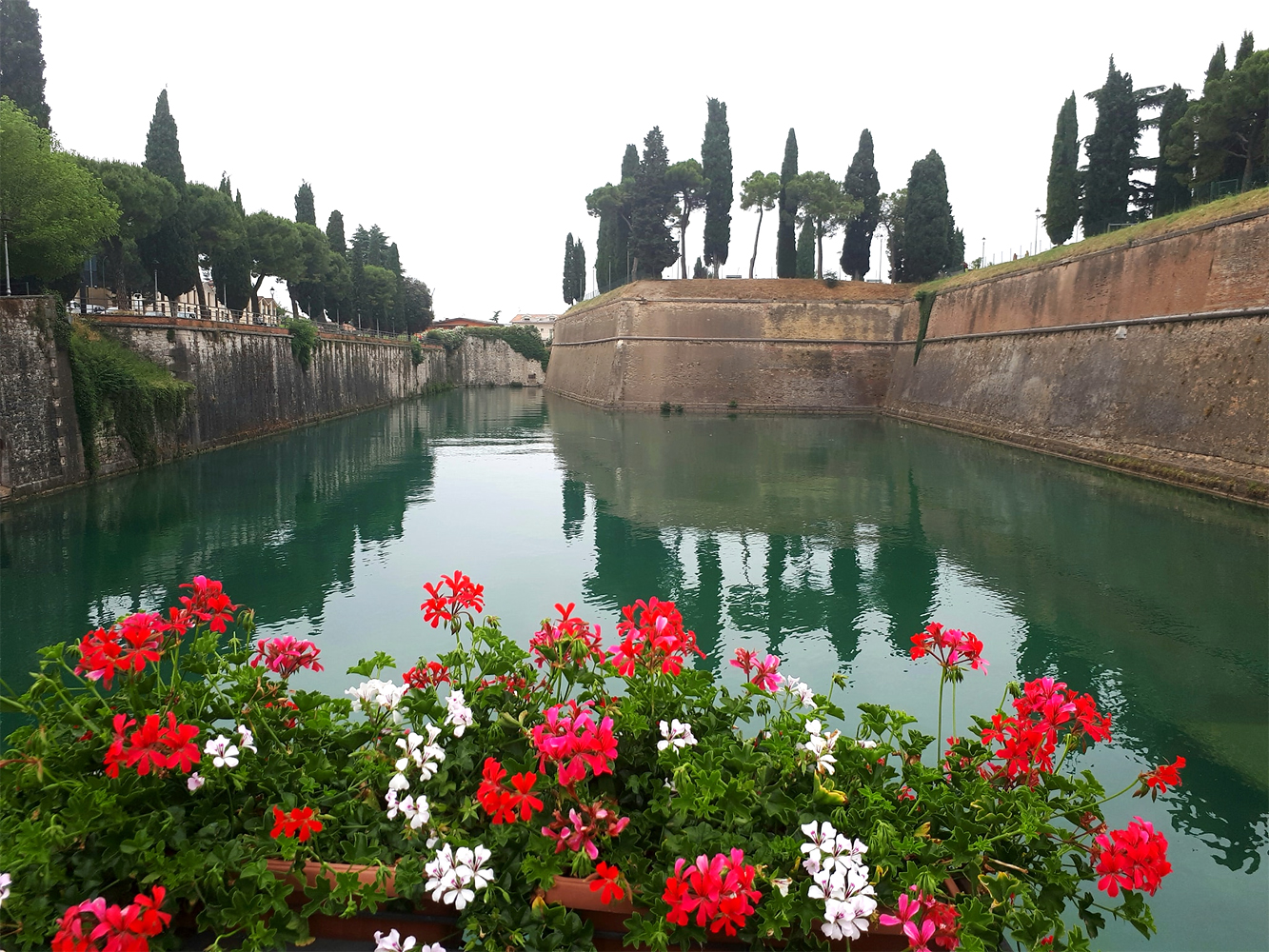 Le mura di Peschiera circondate dal Mincio