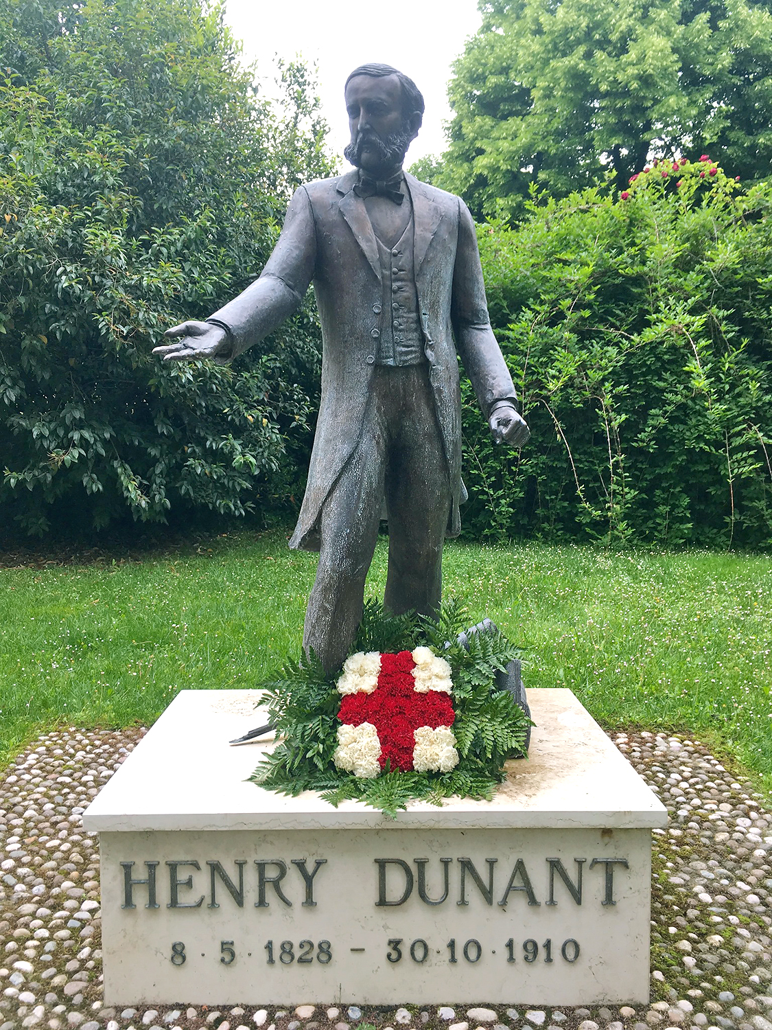 monumento al fondatore della Croce Rossa Henry Dunant